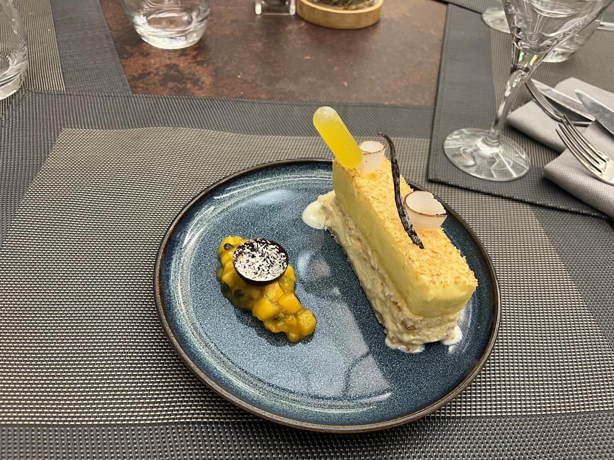 Logis Hotel Le Tisseur Des Saveurs Panissieres Exterior foto